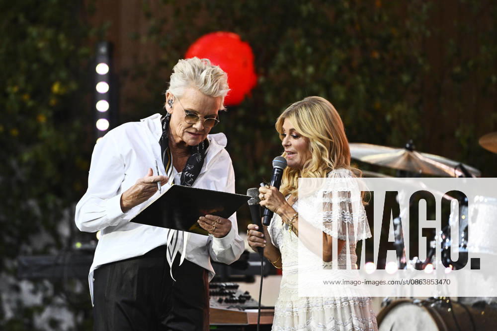 STOCKHOLM, SWEDEN 20260811 Eva Dahlgren signs her old LP, which host Pernilla Wahlgren bought when she was young, during the season s final Allsang pa Skansen on Tuesday evening. STOCKHOLM, SWEDEN