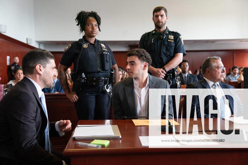 Luigi Mangione Appears In Manhattan Court - NYC NO FILM, NO VIDEO, NO TV, NO DOCUMENTARY Luigi Mangione talks to one of his lawyers in Manhattan Supreme Court Tuesday, Aug. 11, 2026, in Manhattan, New York. Mangione’s trial for the 2024 killing of UnitedHealthcare CEO Brian Thompson. Photo by Barry Williams New York Daily News Pool TNS ABACAPRESS.COM New York City New York United States