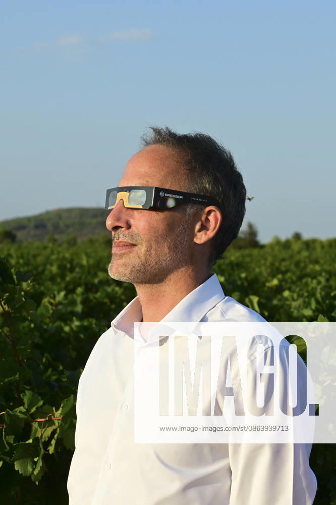 Raphael Glucksmann Observes the Solar Eclipse - Bize-Minervois Co-president of French center-left party Place publique Raphael Glucksmann observes the Solar Eclipse in Bize-Minervois, south-western France, on August 12, 2026 during a visit in Aude. Photo by Pascal Rodriguez ABACAPRESS.COM Bize-Minervois France
