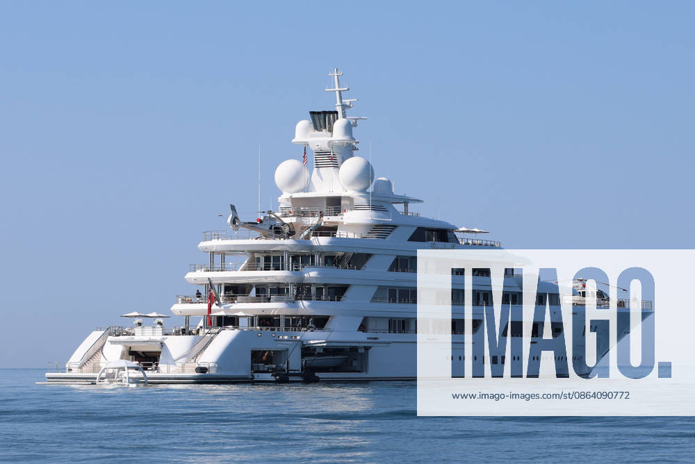 Jeff Bezos Yacht Anchored Off Forte dei Marmi Coast Jeff Bezos s yacht is anchored off the coast of the seaside resort of Forte dei Marmi, Italy on April 14, 2026. Photo by Iacopo Giannini IPA ABACAPRESS.COM Forte dei Marmi: Italy