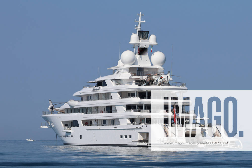 Jeff Bezos Yacht Anchored Off Forte dei Marmi Coast Jeff Bezos s yacht is anchored off the coast of the seaside resort of Forte dei Marmi, Italy on April 14, 2026. Photo by Iacopo Giannini IPA ABACAPRESS.COM Forte dei Marmi: Italy