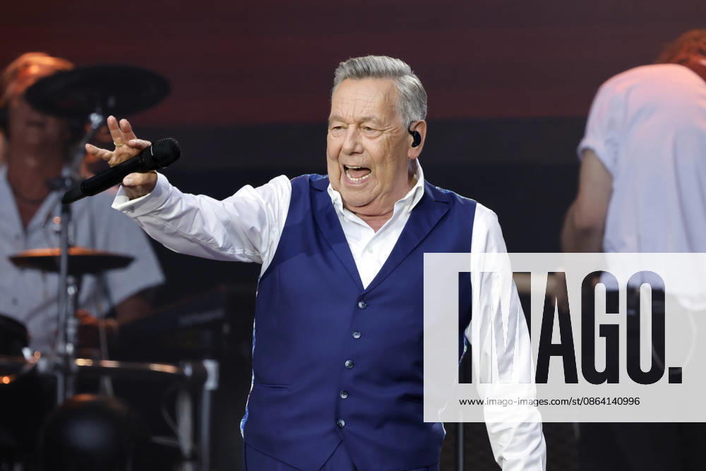 Schlager singer Roland Kaiser at his sold-out concert in front of 10,000 spectators as part of the KUNST RASEN Bonn Open Air in Bonn, August 15, 2026, North Rhine-Westphalia, Germany