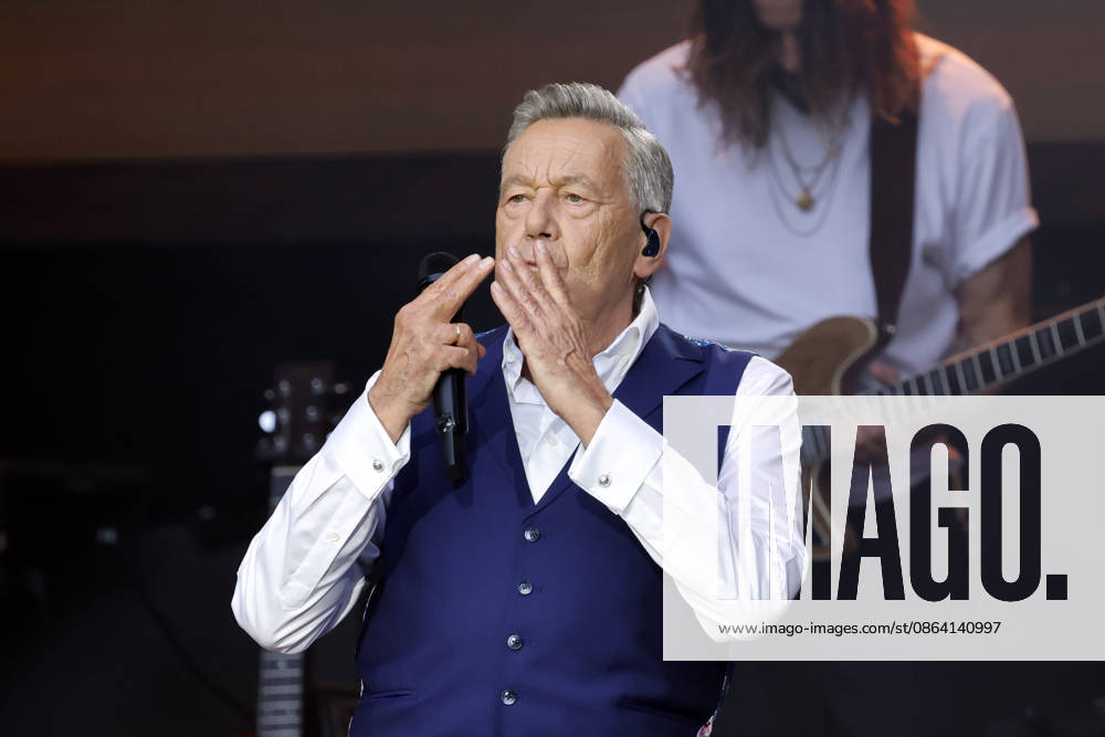 Schlager singer Roland Kaiser at his sold-out concert in front of 10,000 spectators as part of the KUNST RASEN Bonn Open Air in Bonn, August 15, 2026, North Rhine-Westphalia, Germany