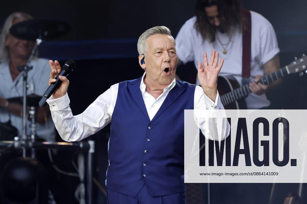 Schlager singer Roland Kaiser at his sold-out concert in front of 10,000 spectators as part of the KUNST RASEN Bonn Open Air in Bonn, August 15, 2026, North Rhine-Westphalia, Germany
