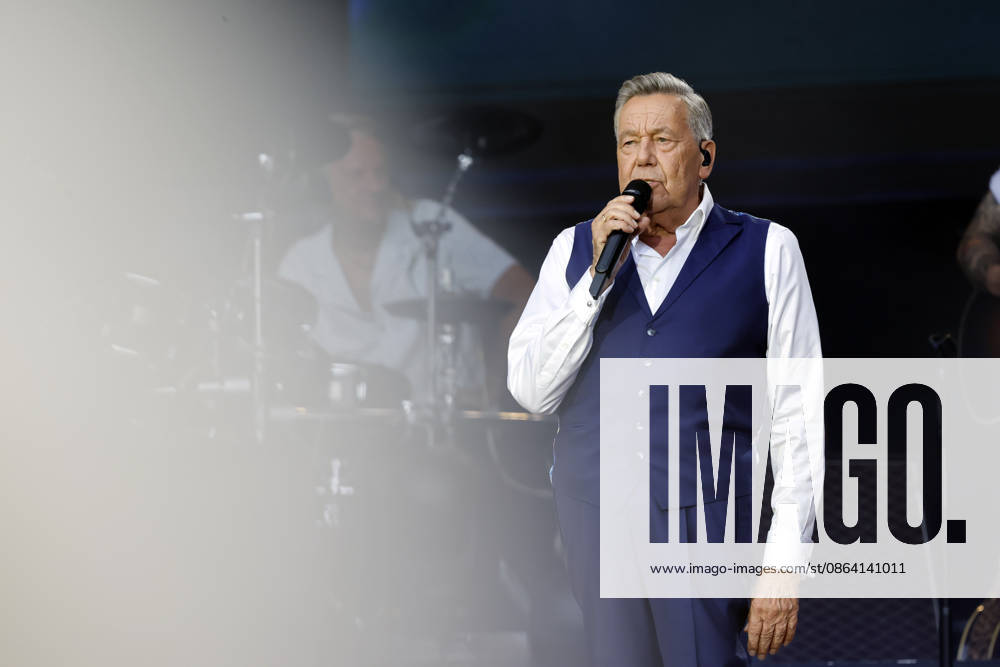 Schlager singer Roland Kaiser at his sold-out concert in front of 10,000 spectators as part of the KUNST RASEN Bonn Open Air in Bonn, August 15, 2026, North Rhine-Westphalia, Germany