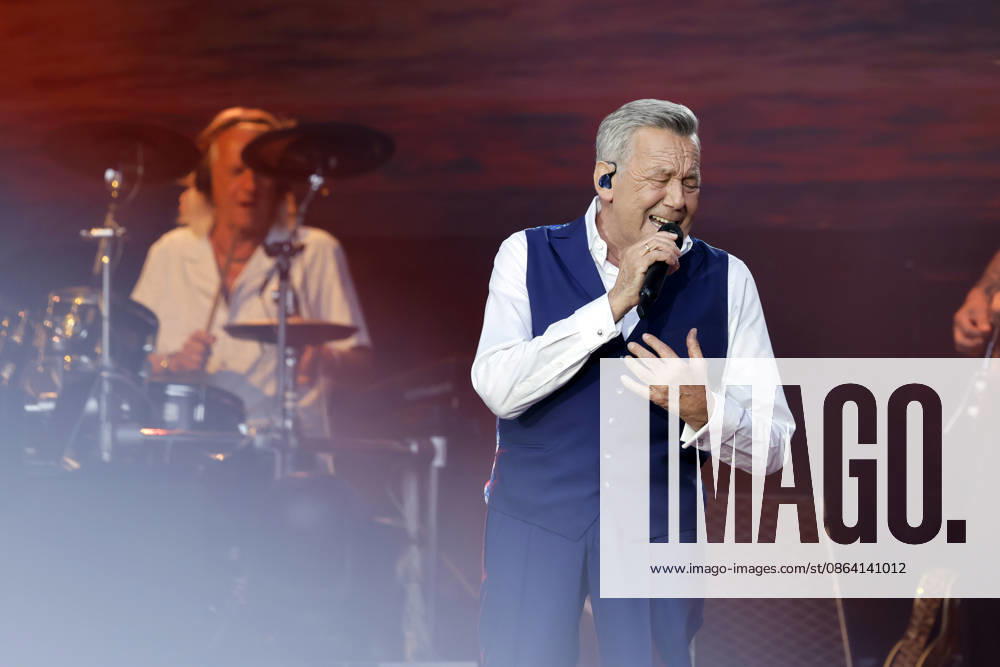 Schlager singer Roland Kaiser at his sold-out concert in front of 10,000 spectators as part of the KUNST RASEN Bonn Open Air in Bonn, August 15, 2026, North Rhine-Westphalia, Germany