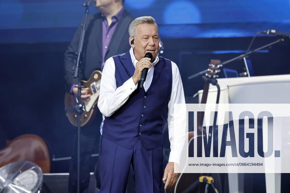 Schlager singer Roland Kaiser at his sold-out concert in front of 10,000 spectators as part of the KUNST RASEN Bonn Open Air in Bonn, August 15, 2026, North Rhine-Westphalia, Germany