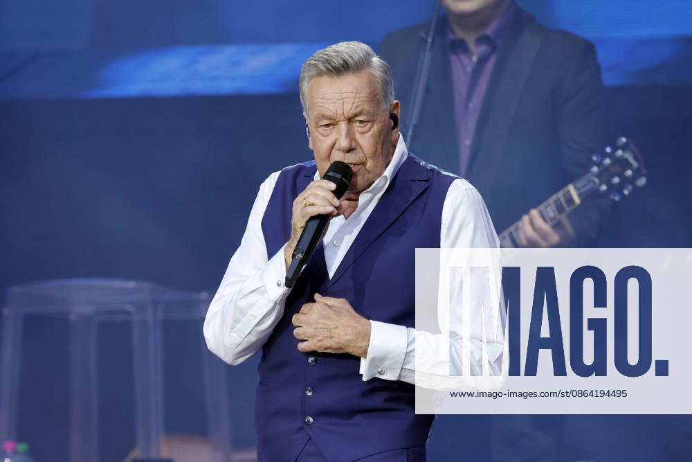Schlager singer Roland Kaiser at his sold-out concert in front of 10,000 spectators as part of the KUNST RASEN Bonn Open Air in Bonn, August 15, 2026, North Rhine-Westphalia, Germany