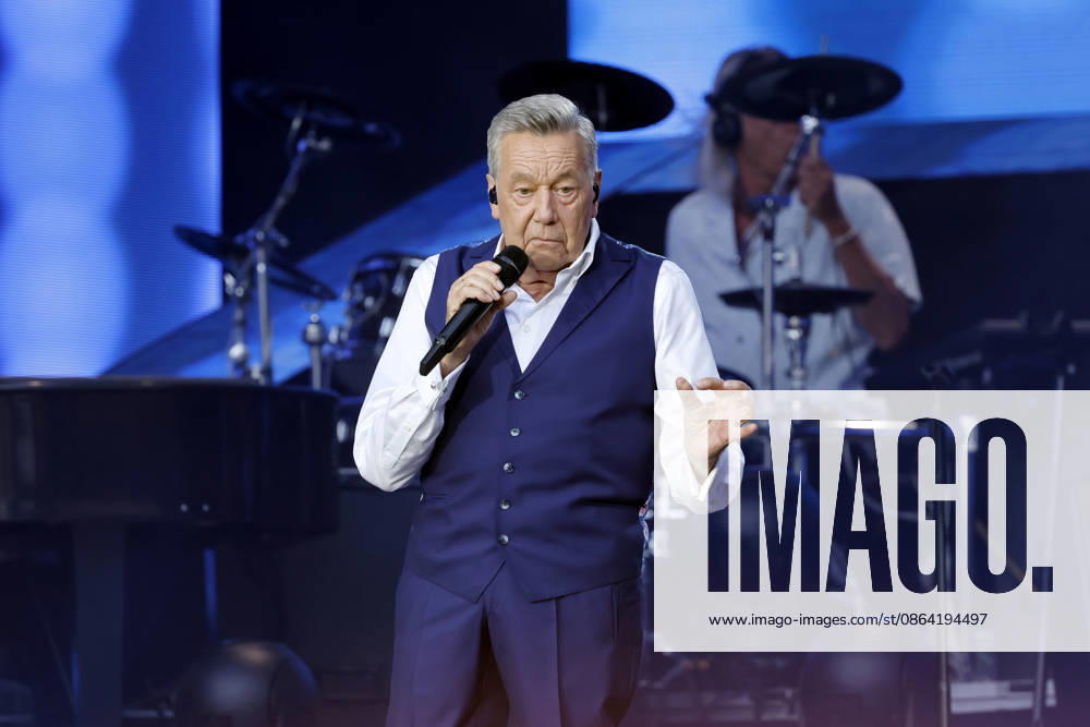 Schlager singer Roland Kaiser at his sold-out concert in front of 10,000 spectators as part of the KUNST RASEN Bonn Open Air in Bonn, August 15, 2026, North Rhine-Westphalia, Germany