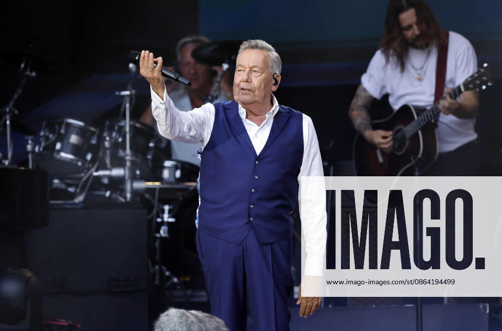 Schlager singer Roland Kaiser at his sold-out concert in front of 10,000 spectators as part of the KUNST RASEN Bonn Open Air in Bonn, August 15, 2026, North Rhine-Westphalia, Germany