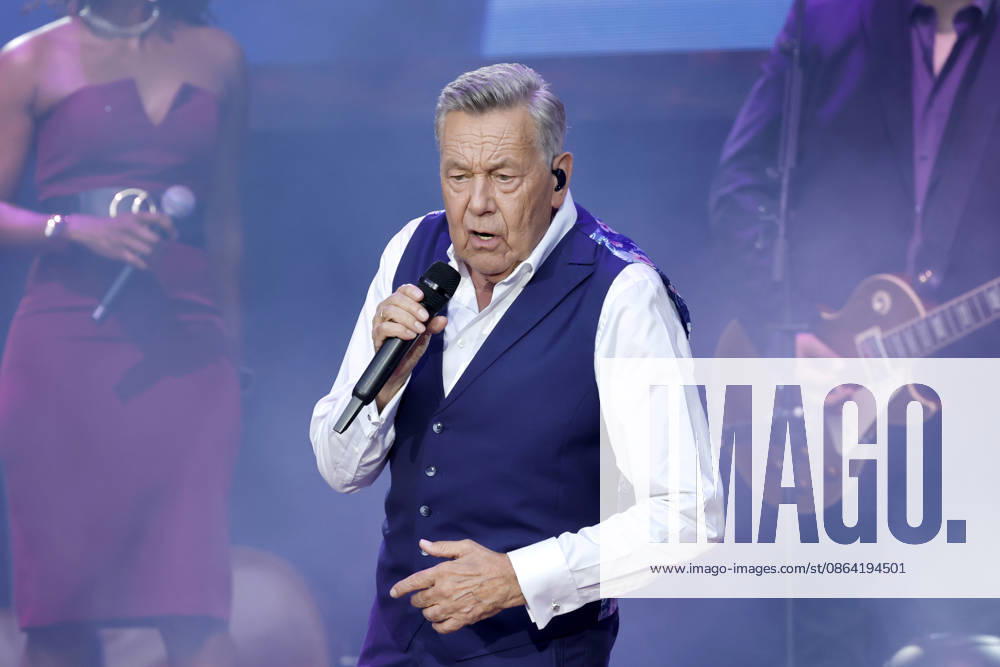 Schlager singer Roland Kaiser at his sold-out concert in front of 10,000 spectators as part of the KUNST RASEN Bonn Open Air in Bonn, August 15, 2026, North Rhine-Westphalia, Germany