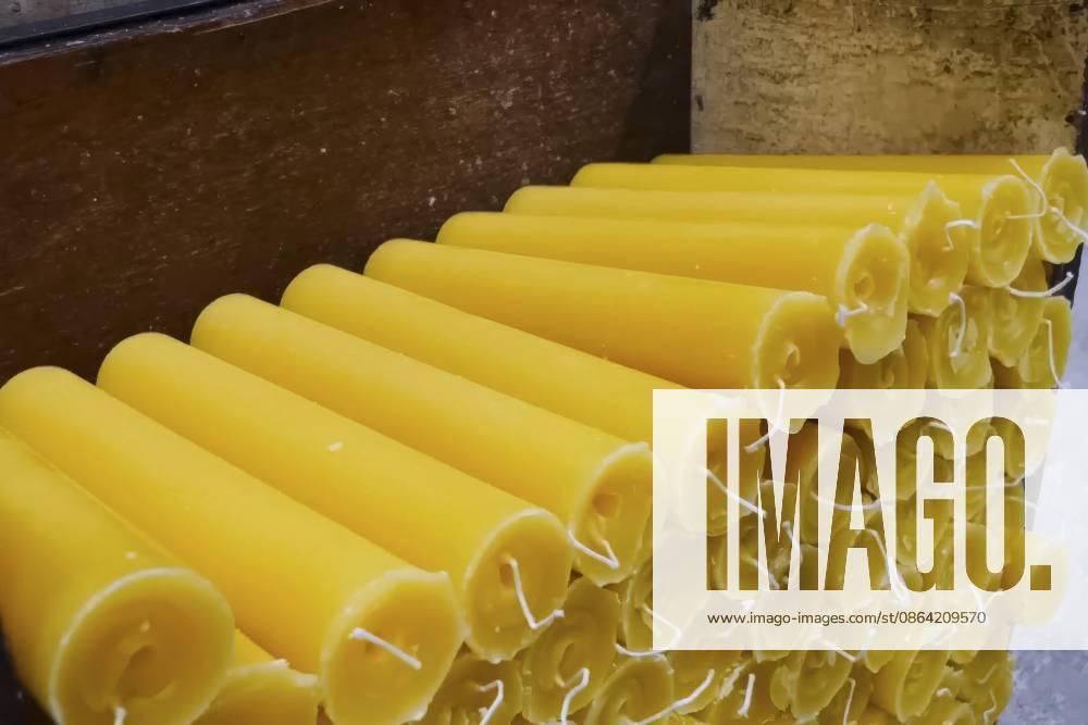 Gelbe Kerzen in einer Schublade zur Aufbewahrung von Kerzen in der Produktion Yellow candles in a drawer, storing candles in production