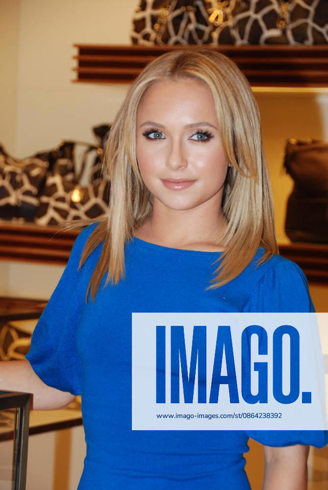 Brand new clutch bag designed by Hayden Panettiere with Dooney and Burke at the Dooney and Burke store at the Venetian Hotel on November 22, 2008 in Las Vegas, Nevada. ...People: Hayden Panettiere Las Vegas United States Of America - ZUMAs214 20071221_aba_s214_021