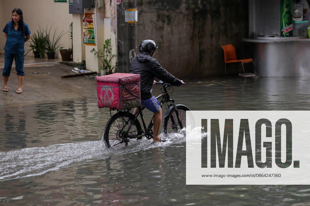 Heavy Rainfall To Continue In Manila A delivery rider wades along a flooded road in Makati City, Manila, Philippines, on August 17, 2026. According to the Philippine Atmospheric, Geophysical, Astronomical and Services Administration s (PAGASA) latest weather forecast, the southwest monsoon will continue to bring heavy rainfall in Luzon, which includes Metro Manila, Ilocos Norte, Batanes, Cagayan, Cordillera Administrative Region, Tarlac, Pampanga, Cavite and Batangas. Makati Philippines