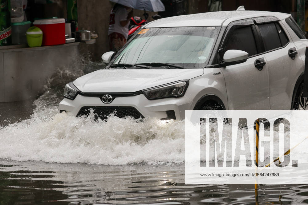 Southwest monsoon continues to bring rain in Manila, Philippines Filipinos navigate through a flooded road in Makati City, Manila, Philippines on August 17, 2026. According to the Philippine Atmospheric, Geophysical, Astronomical and Services Administrations (PAGASA) latest weather forecast, the southwest monsoon will continue to bring heavy rainfall in Luzon. Manila PHILIPPINES