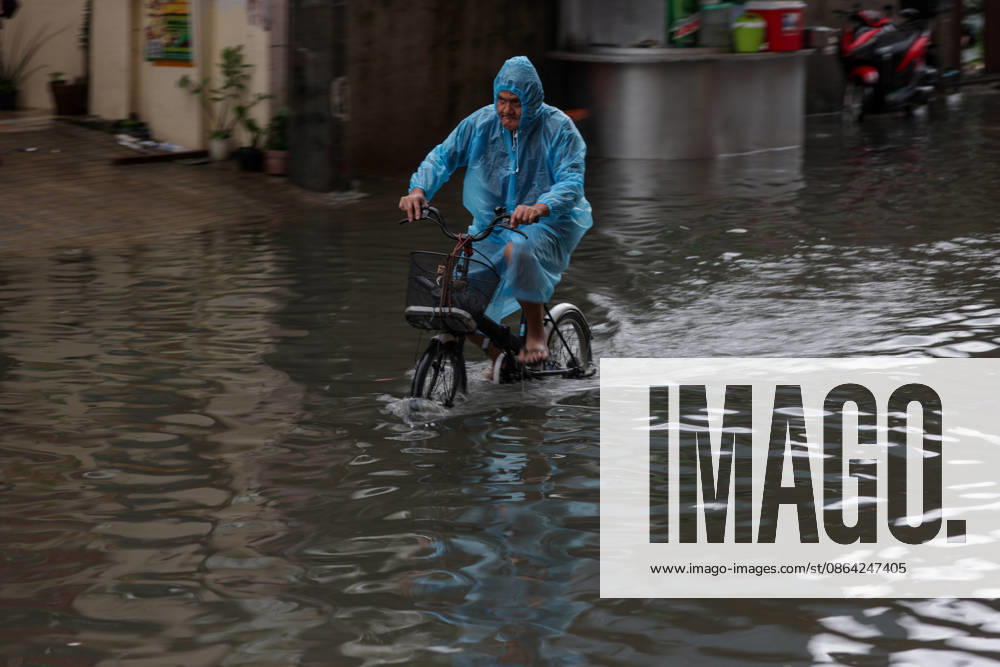 Southwest monsoon continues to bring rain in Manila, Philippines Filipinos navigate through a flooded road in Makati City, Manila, Philippines on August 17, 2026. According to the Philippine Atmospheric, Geophysical, Astronomical and Services Administrations (PAGASA) latest weather forecast, the southwest monsoon will continue to bring heavy rainfall in Luzon. Manila PHILIPPINES