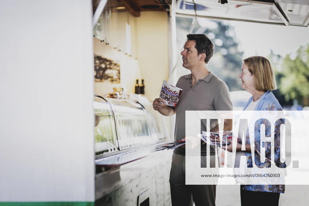 L R Steffen Krach, the SPD s top candidate for the Berlin House of Representatives election, and Carolina Boehm, District Councilor for Youth and Health in Berlin-Steglitz-Zehlendorf, photographed during their campaign tour at the Ladiusmarkt weekly market in Berlin, August 15, 2026, Berlin, Germany