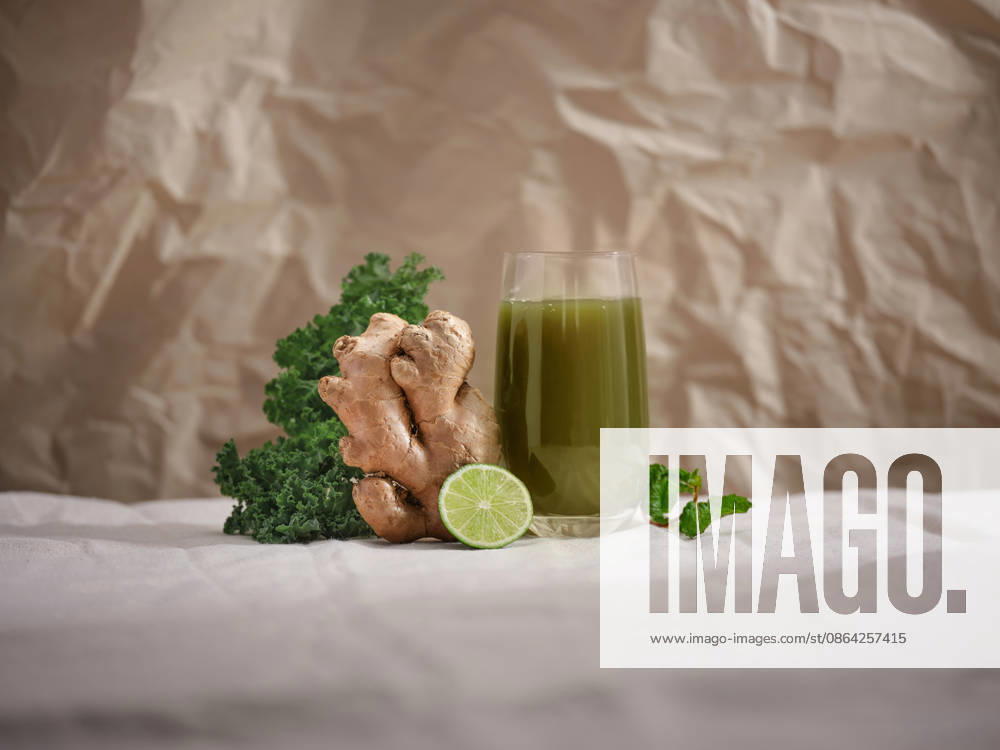 Green juice with fresh ingredients, perfect for a healthy and Ho Chi Minh City, Ho Chi Minh, Vietnam R_BOQL260816-2106944-01 ,model released, Symbolfoto ,property released