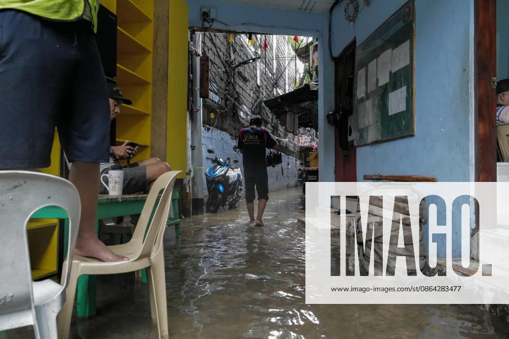 Filipinos brave the floods brought by torrential monsoon rains at Taft Ave., Manila, Metro Manila. Two days ago, Metro Manila and neighboring provinces experienced a hot and humid weather. Monsoon rain came back yesterday and persisted throughout the day with flash floods in different areas of the metropolitan. Philippines - ZUMAr240 20260817_zip_r240_038