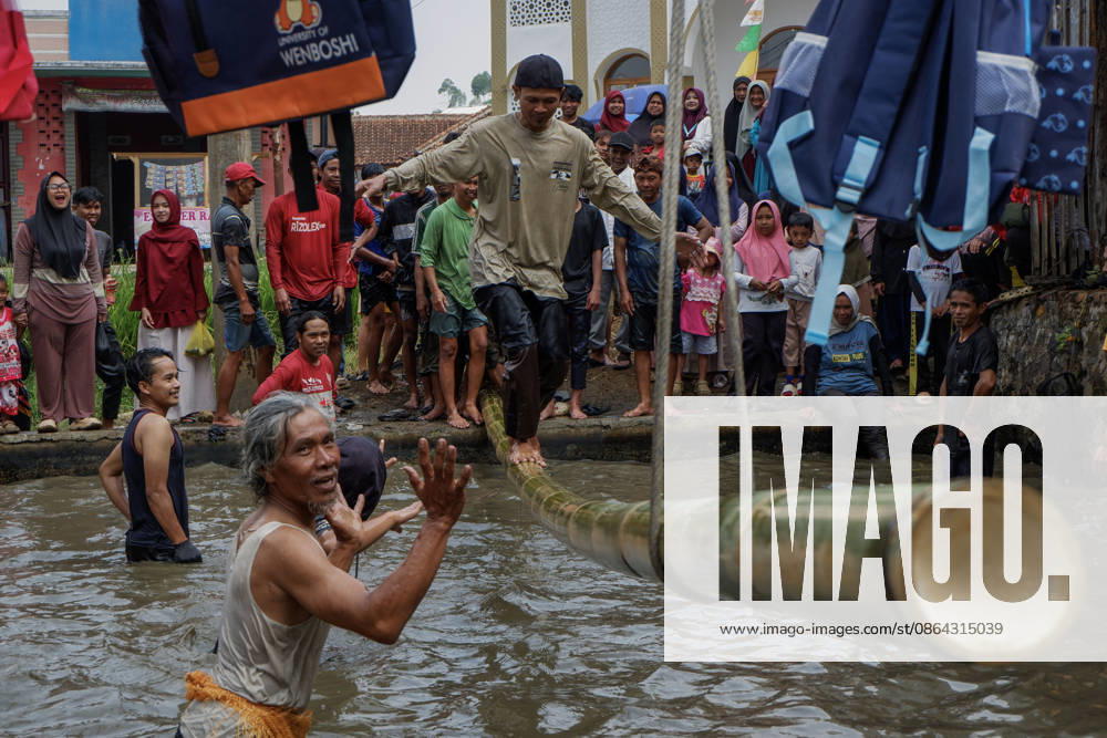 Residents in the Babakan Pangadekan area of Garut enthusiastically took part in a traditional balancing games including crossing bamboo poles over water and other competitions to commemorate Indonesia s 81st Independence Day. Garut Indonesia - ZUMAs281 20260817_zip_s281_004