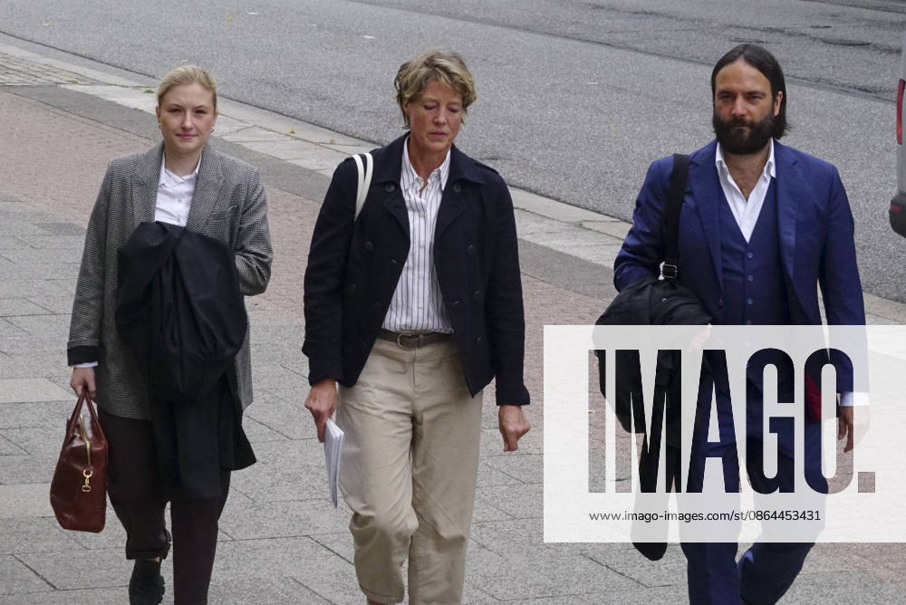 CNTV BLOCK Christina Block, an entrepreneur, along with her defense attorney Ingo Bott and her defense attorney Paula Wlodarek, arrive at the courthouse on foot as usual. Mr. Delling is walking about 30 meters ahead of Ms. Block and her attorneys today,back on site in front of the courthouse on the 70th day of the
