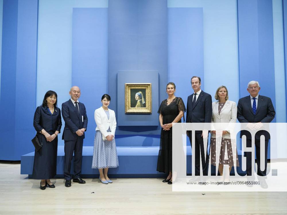 Princess Aiko visits exhibition of masterpieces by Dutch artists Japanese Princess Aiko (3rd from L) poses for a photo in front of Vermeer s Girl with a Pearl Earring at an exhibition of masterpieces by 17th-century Dutch artists at the Nakanoshima Museum of Art in Osaka on Aug. 20, 2026, a day ahead of its opening to the general public. (Pool photo) A14AA0005626344P