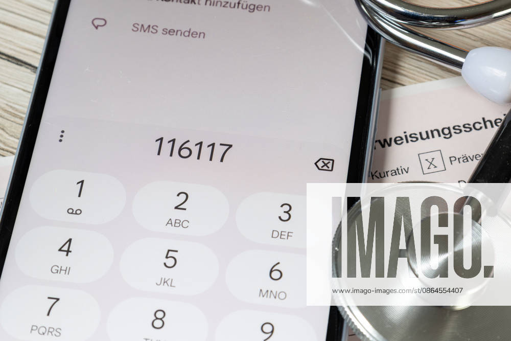 Illustrative image: Close-up of a referral form for a specialist and a smartphone displaying the number 116117 (Patient Services)