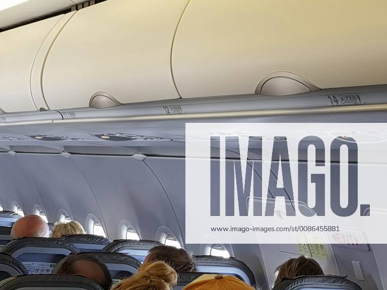 Gepaeckfaecher in einem Passagierflugzeug, Nummer 13 fehlt overhead locker in a passenger; aircraft, without number 13 BLWS503519