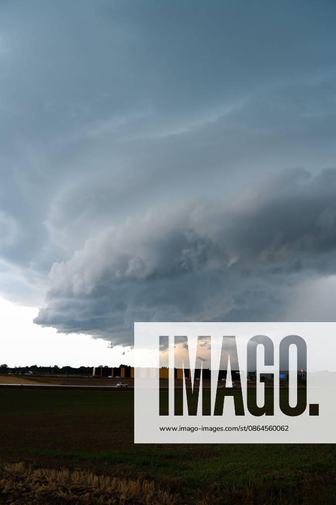 Weather Feature, A powerful thunderstorm cell is moving over Odelzhausen in the Dachau district on Thursday afternoon. Dark clouds and a distinct thunderstorm front dominate the sky over the region. The storm is bringing locally heavy rain and strong to stormy gusts. Whether the ongoing thunderstorm has caused any damage is no