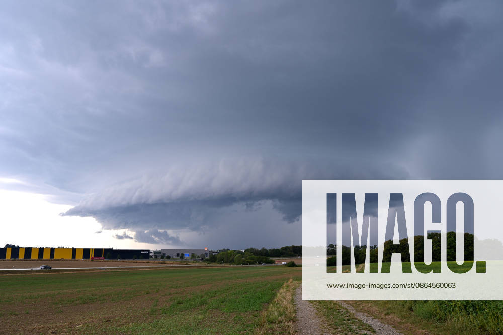 Weather Feature, A powerful thunderstorm cell is moving over Odelzhausen in the Dachau district on Thursday afternoon. Dark clouds and a distinct thunderstorm front dominate the sky over the region. The storm is bringing locally heavy rain and strong to stormy gusts. Whether the ongoing thunderstorm has caused any damage is no