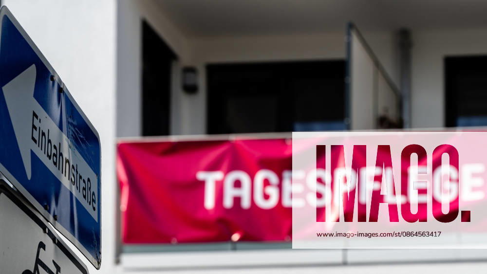 Germany, Saxony, Bautzen: Exterior view and sign for the day care center at the ajutanda Lebenspark ‘Am Stadtwall’ on Töpferstraße in Bautzen. Day care centers provide support and care during the day for people in need of care, while also r