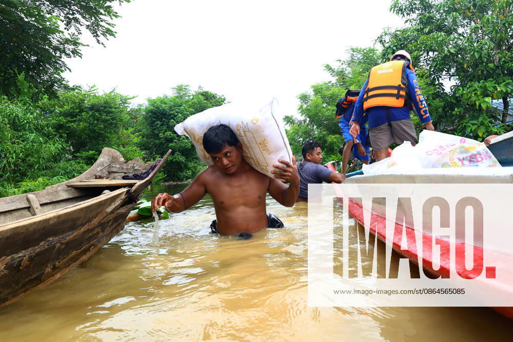 A man carries a donated rice sack through floodwaters to higher ground with the help of rescue teams in Ngathaingchaung Township, Ayeyarwady Region, Myanmar..In Laymyethna Township, Ayeyarwady Region, the Ngawun River embankment collapsed on July 31, leaving nearby towns including Hinthada, Yegyi, Ngathaingchaung, Kyonpyaw and Kyaunggon still inundated for three weeks, affecting tens of thousands of people, officials said. Ngathaingchaung Myanmar - ZUMAn324 20260820_zip_n324_016