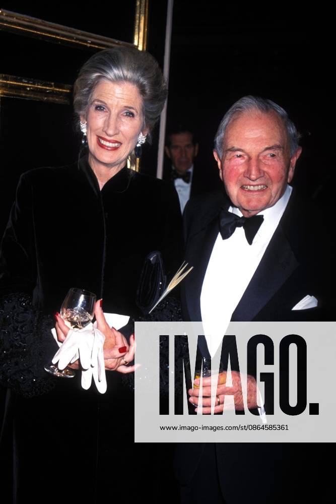 **FILE PHOTO** Nancy Kissinger Has Passed Away. Nancy Kissinger At The 7Th Annual Thirteen Wnet New York Gala Plaza Hotel, New York City 04-18-2000