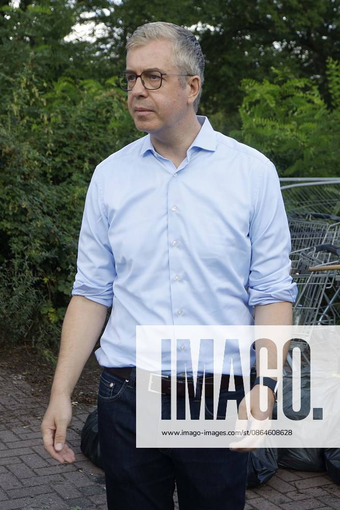 Stefan Evers, CDU, the leading candidate for the office of Governing Mayor, participates in a cleanup campaign in Marzahn-Hellersdorf as part of the campaign for the House of Representatives election, Berlin, Germany
