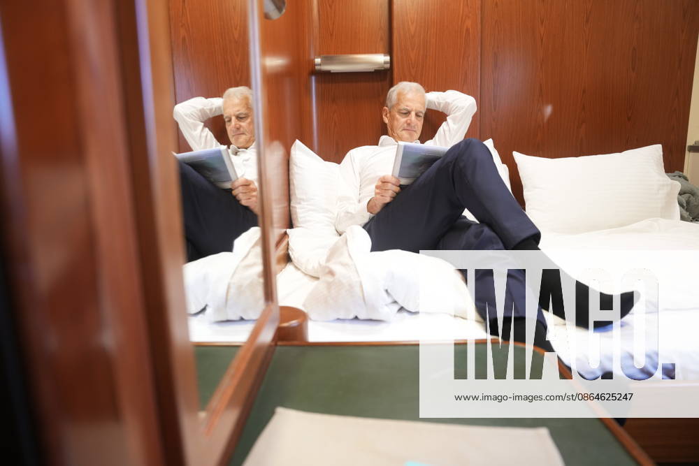 Prime Minister Jonas Gahr Store in a train compartment on his way from Poland to Kyiv, Ukraine. In Kyiv, the prime minister is participating, among other things, in a summit with Ukraine and the Nordic-Baltic countries, celebrating Ukraine’s National Flag Day, and holding meetings with Ukra