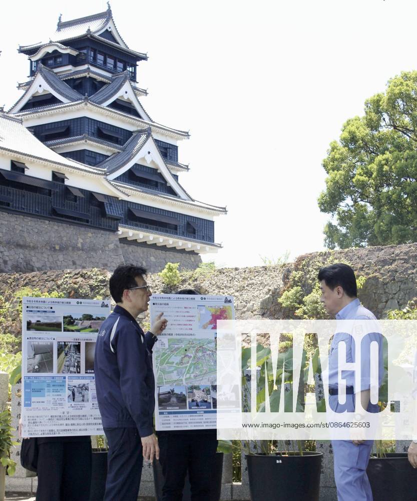 Japan top spokesman visits quake-hit Kumamoto Japanese Chief Cabinet Secretary Minoru Kihara (R) is briefed by Kumamoto Mayor Kazufumi Onishi about damage to Kumamoto Castle during a visit to Kumamoto, southwestern Japan, on Aug. 22, 2026, following a powerful earthquake that struck the region on July 28. A14AA0005626425P
