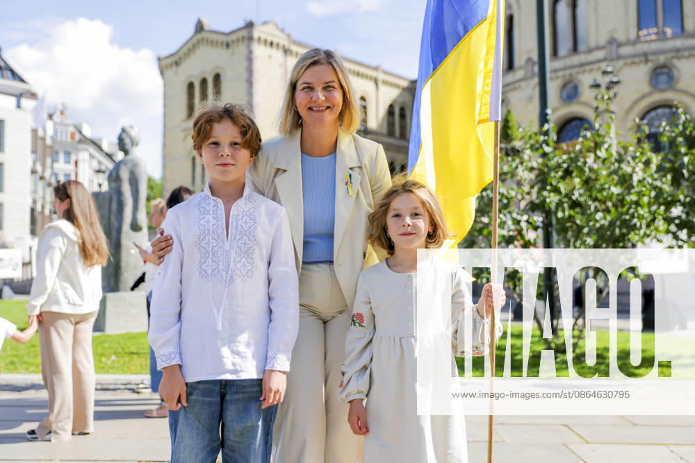 Celebration of Ukrainian Independence Day in Oslo Oslo 20260823 Guri Melby V with Ivan and Polina during the celebration of Ukrainian Independence Day at Eidsvolls plass outside the Storting in Oslo Photo: Amanda Pedersen Giske, NTB, Oslo, Norway CmOkfevyEWE Ref BNC POLCmOkfevyEWE jpg