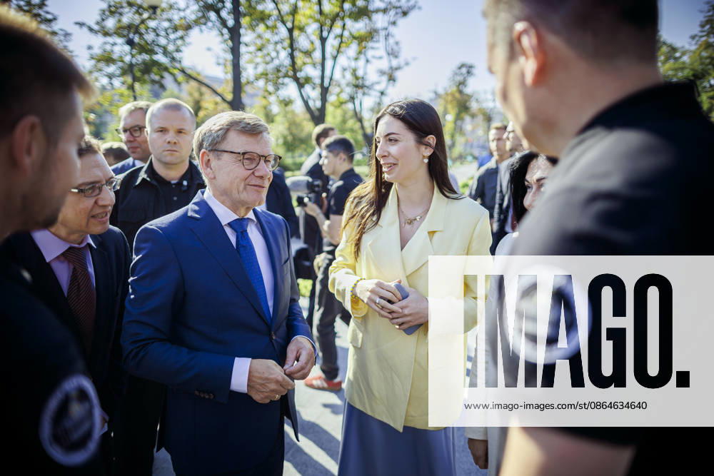 Johann Wadephul (CDU), Federal Minister of Foreign Affairs, participates in a flag-raising ceremony in Kharkiv to mark Ukrainian National Flag Day. Kharkiv, August 23, 2026. Photographed on behalf of the Federal Foreign Office. Kharkiv, Ukraine