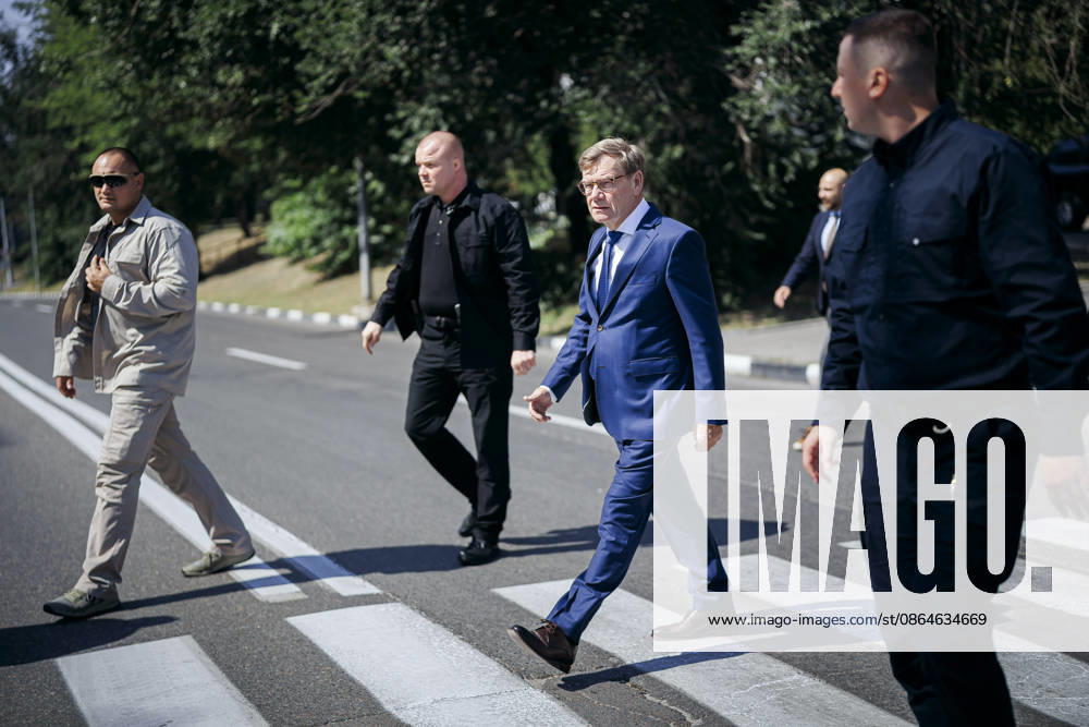 Johann Wadephul, CDU, Federal Minister of Foreign Affairs, walks through Kharkiv surrounded by security personnel. Kharkiv, August 23, 2026. Photographed on behalf of the Federal Foreign Office. Kharkiv, Ukraine