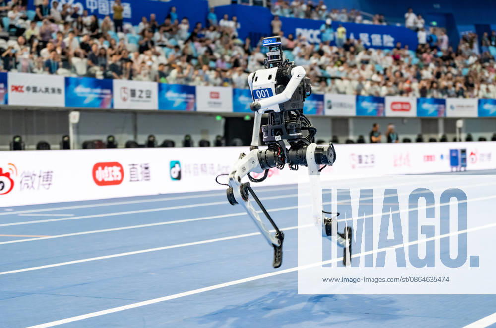 (260823) -- BEIJING, Aug. 23, 2026 -- The robot of Tiangong competes during the 1500m final of the 2nd World Humanoid Robot Games in Beijing, capital of China, Aug. 23, 2026. ) (SP)CHINA-BEIJING-WORLD HUMANOID ROBOT GAMES (CN) SunxFei
