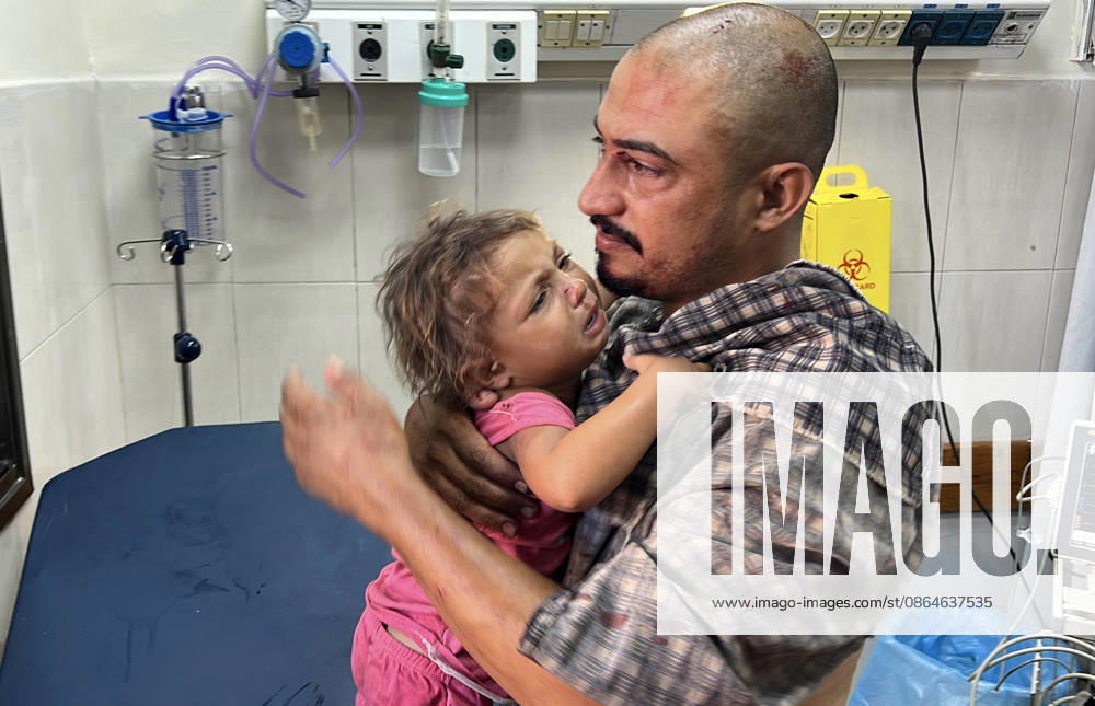 4-year-old child loses life in Israeli attack on Gaza KHAN YUNIS, GAZA, PALESTINE - AUGUST 23: A man embraces an injured child receiving treatment at Nasser Hospital after an Israeli drone strike in Khan Yunis, Gaza, Palestine, on August 23, 2026. Despite the ceasefire, the Israeli army carried out a drone strike in Khan Yunis, with those injured in the attack taken to Nasser Hospital for treatment. Abed Rahim Khatib Anadolu Khan Yunis Gaza. Editorial use only. Please get in touch for any other usage.