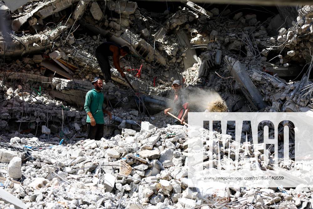 Jabalia, Palestine, State of: JABALIA REFUGEE CAMP, NORTHERN GAZA STRIP, PALESTINE, AUGUST 23, 2026: Palestinians live amid the rubble of destroyed homes and extensive damage in Jabalia refugee camp in the northern Gaza Strip, facing difficult living conditions as they seek safety and basic necessities. Jabalia Palestine, State of - ZUMAq101 20260824_zna_q101_019