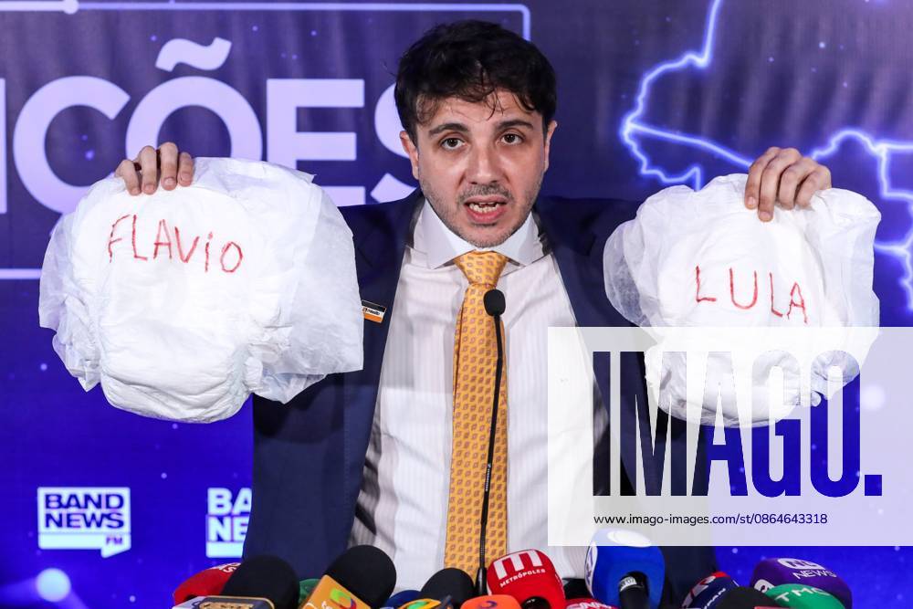 Band hosts the first presidential debate without Lula and Flavio Bolsonaro. Sao Paulo, SP. 08 23 2026 - Presidential Debate - Candidate Renan Santos (Mission) displays two diapers with the names of Lula and Flavio Bolsonaro for not attending the first debate of the presidential election race, promoted by TV Bandeirantes, at the station s headquarters in the southern zone of Sao Paulo, this Sunday, August 23, 2026.(Foto: Marina Uezima Brazil Photo Press Brazil Photo Press) INTERNATIONAL Sao Paulo Sao Paulo Brasil