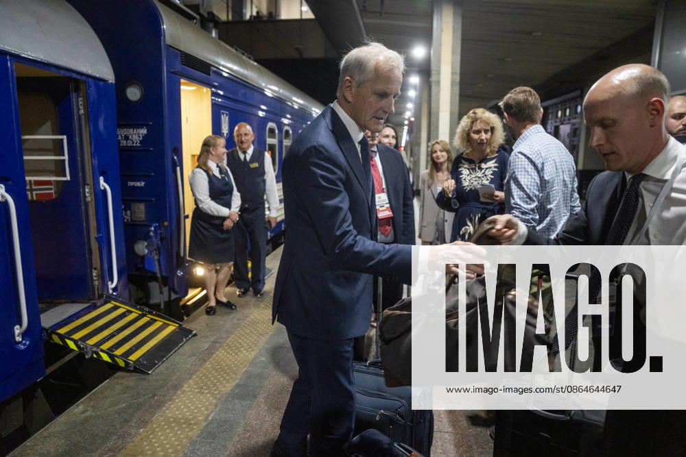 The train is ready for departure in Kyiv, Ukraine, bound for Przemyśl, Poland Prime Minister Jonas Gahr Store of the Ap is traveling by train back to Poland after his visit to Ukraine Photo: Javad Parsa, NTB, Kyiv, Ukraine Hi539 RHME8 Ref BNC POLHi539 RHME8 jpg