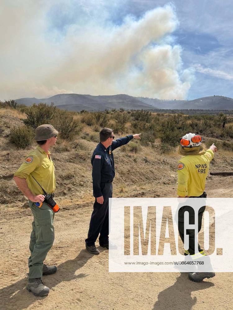 Firefighting efforts continue against Hawk Fire in Nevada RENO, NEVADA, UNITED STATES - AUGUST 23: (---- - MANDATORY CREDIT - TRUCKEE MEADOWS FIRE PROTECTION DISTRICT HANDOUT - NO MARKETING NO ADVERTISING CAMPAIGNS - DISTRIBUTED AS A SERVICE TO CLIENTS----) Fire Chief Edwards meets with and briefs crews from the NSW National Parks and Wildlife Service who traveled from Australia and New Zealand to assist with efforts to contain the Hawk Fire near Reno, Nevada, United States, on August 23, 2026. Truckee Meadows Fire Protection District Anadolu Reno United States. Editorial use only. Please get in touch for any other usage.