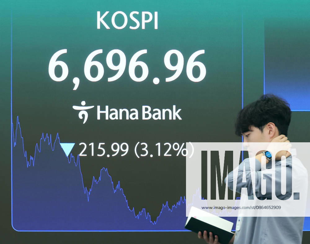 KOSPI plummets KOSPI plummets A financial data screen in the dealing room of Hana Bank in Seoul on Aug. 24, 2026, shows the benchmark Korea Composite Stock Price Index having fallen 215.99 points, or 3.12 percent, to close at 6,696.96. Seoul stocks closed sharply lower as disappointment over Samsung Electronics shareholder return plan triggered a sell-off in semiconductors. (Yonhap) 2026-08-24 16:02:16 < 1980-2026 YONHAPNEWS AGENCY. .> ¼¿ïƯº°½Ã