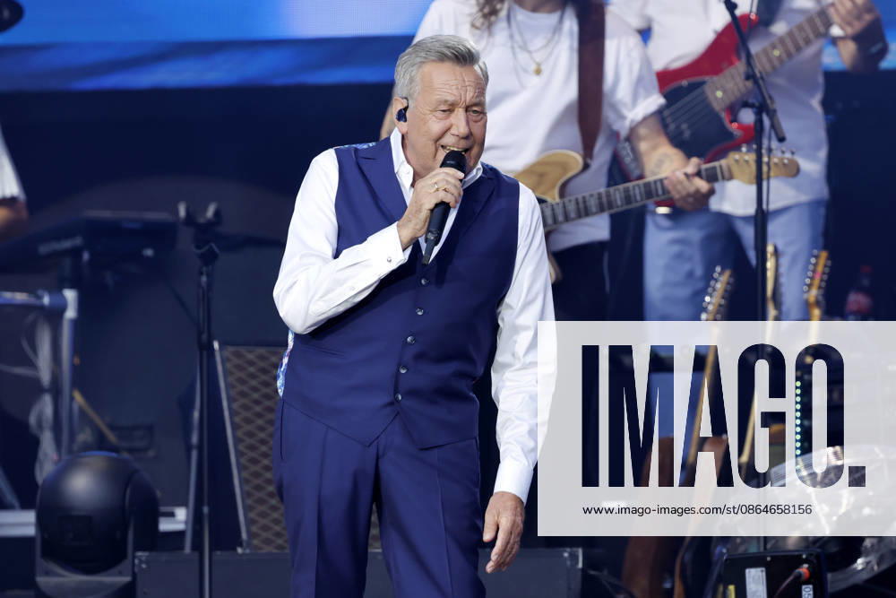 Schlager singer Roland Kaiser at his sold-out concert in front of 10,000 spectators as part of the KUNST RASEN Bonn Open Air in Bonn, August 15, 2026, North Rhine-Westphalia, Germany