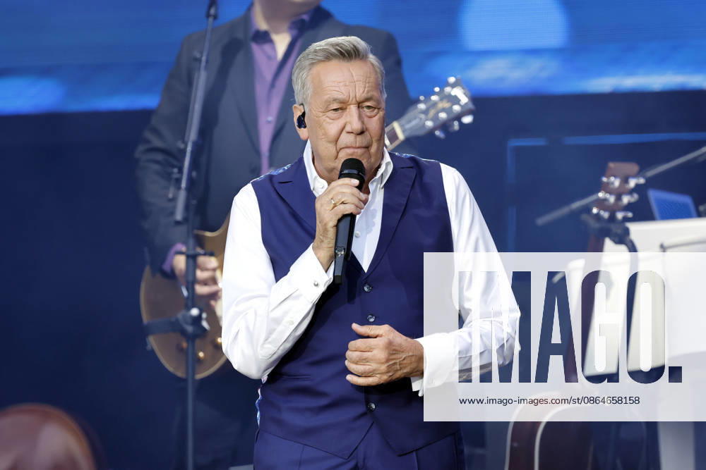 Schlager singer Roland Kaiser at his sold-out concert in front of 10,000 spectators as part of the KUNST RASEN Bonn Open Air in Bonn, August 15, 2026, North Rhine-Westphalia, Germany