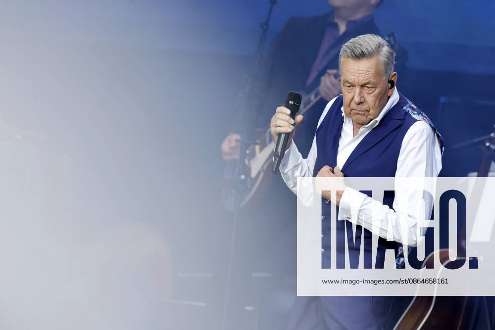 Schlager singer Roland Kaiser at his sold-out concert in front of 10,000 spectators as part of the KUNST RASEN Bonn Open Air in Bonn, August 15, 2026, North Rhine-Westphalia, Germany