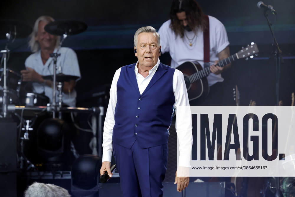 Schlager singer Roland Kaiser at his sold-out concert in front of 10,000 spectators as part of the KUNST RASEN Bonn Open Air in Bonn, August 15, 2026, North Rhine-Westphalia, Germany